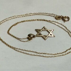 Elegant Gold Star Pendant Necklace
